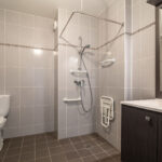 Salle de bain adaptée avec douche sécurisée.