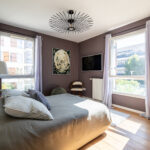 Chambre lumineuse avec lit double et décoration moderne