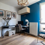 Bureau moderne avec décoration artistique et lumière naturelle.