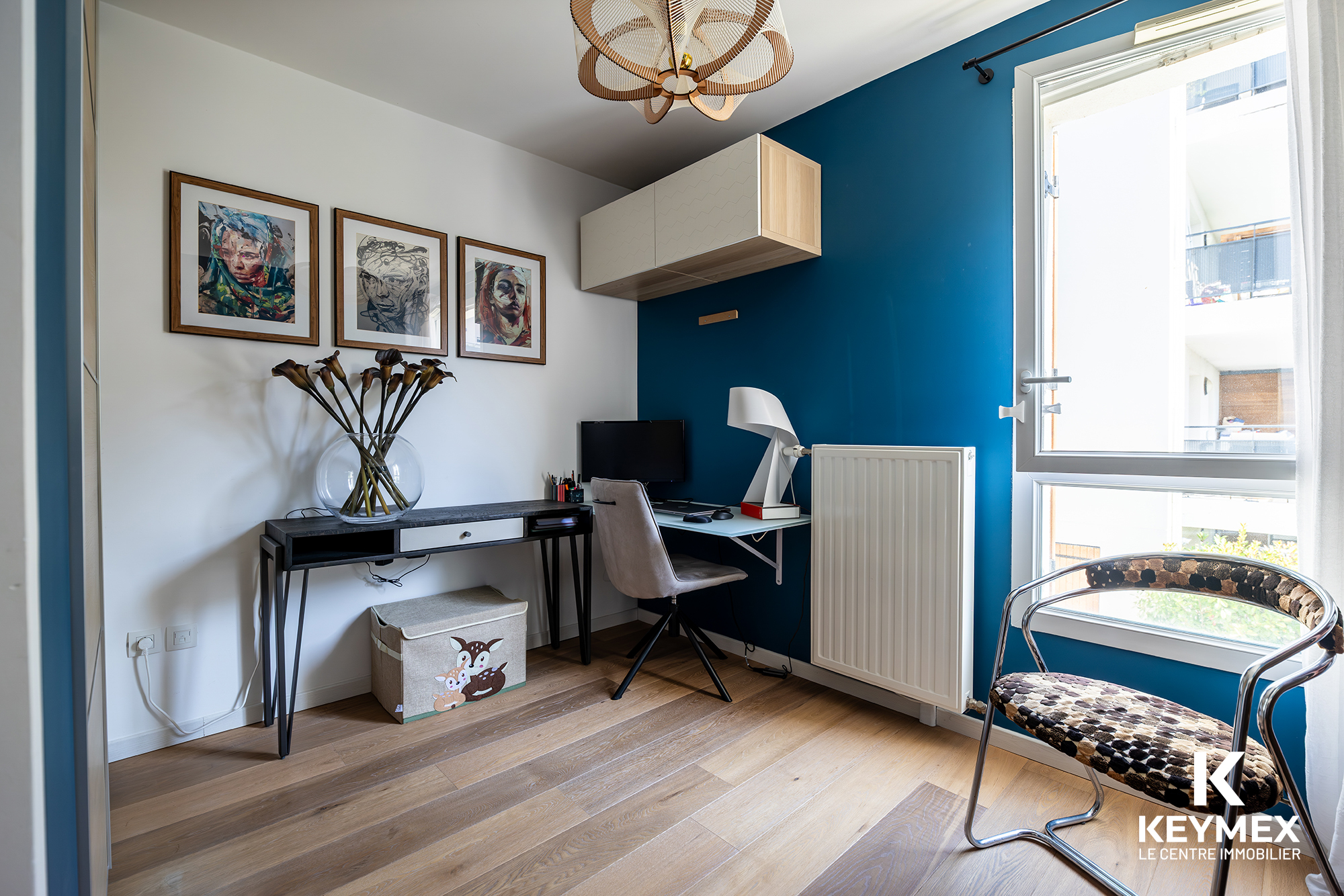 Bureau moderne avec décoration artistique et lumière naturelle.