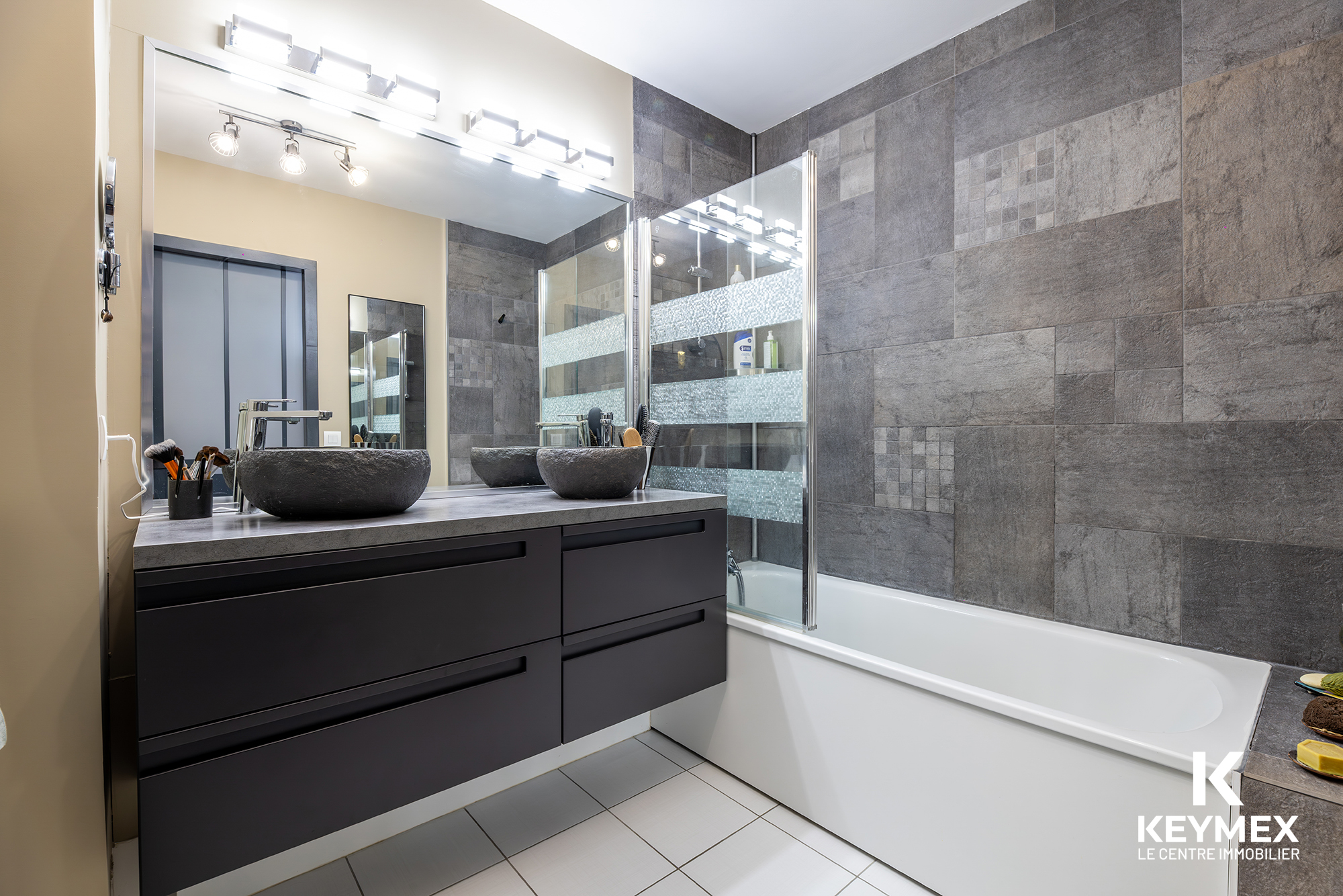 Salle de bains moderne avec lavabo et baignoire.
