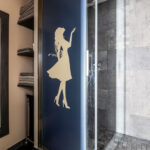 Salle de bain moderne avec douche et miroir.