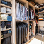Dressing organisé avec vêtements pliés et suspendus