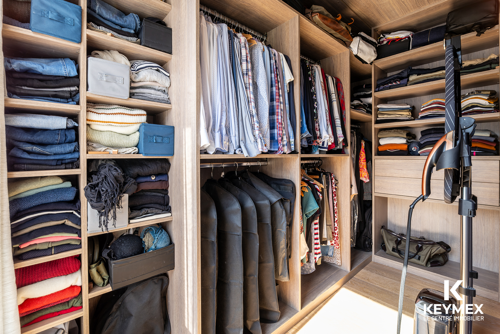 Dressing organisé avec vêtements pliés et suspendus