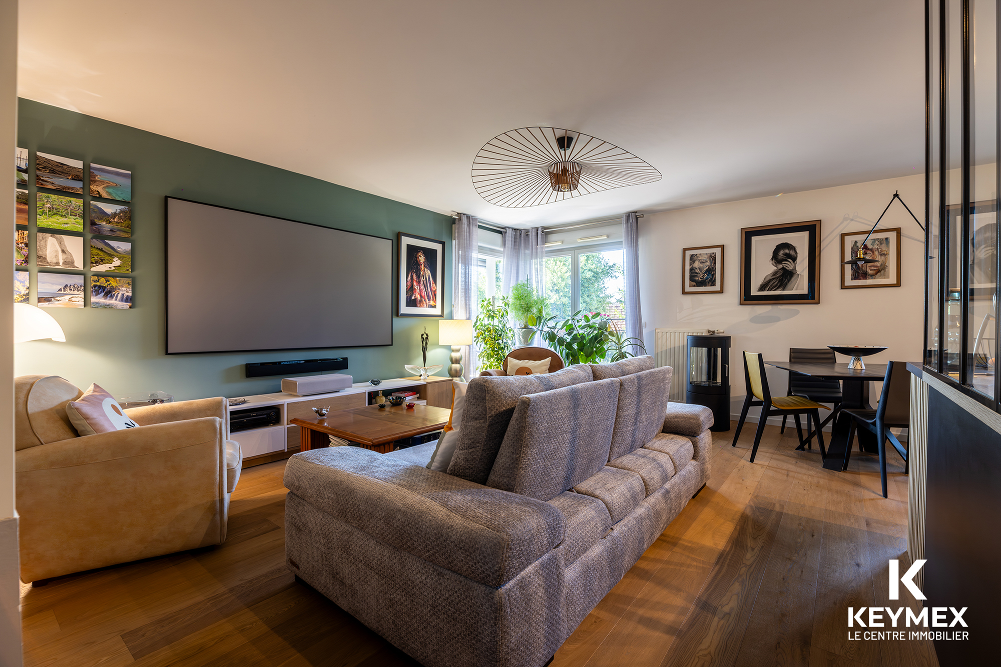 Salon moderne avec mobilier élégant et œuvres d'art.