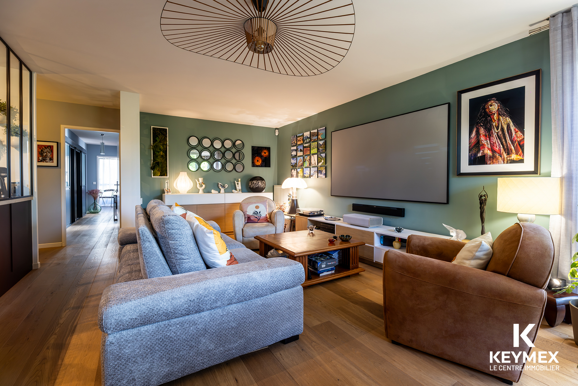Salon moderne avec décoration élégante et éclairage chaleureux.