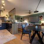 Cuisine moderne ouverte sur salon design.