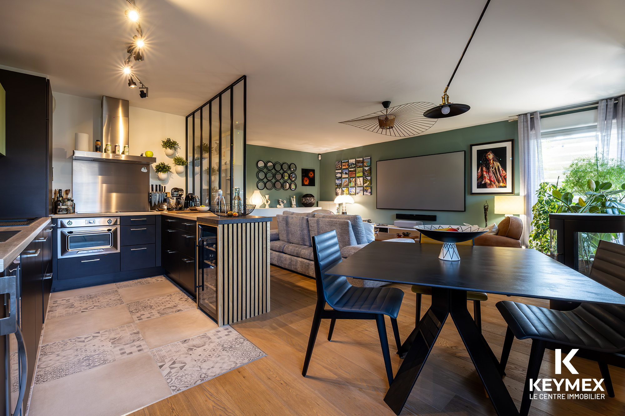 Cuisine moderne ouverte sur salon design.