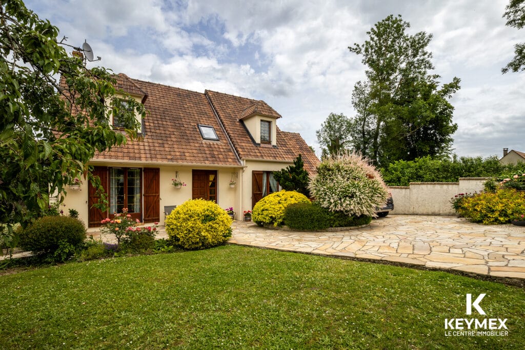 Maison moderne avec jardin paysager.