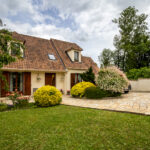 Maison moderne avec jardin paysager.