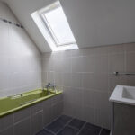Salle de bain moderne avec baignoire et fenêtre