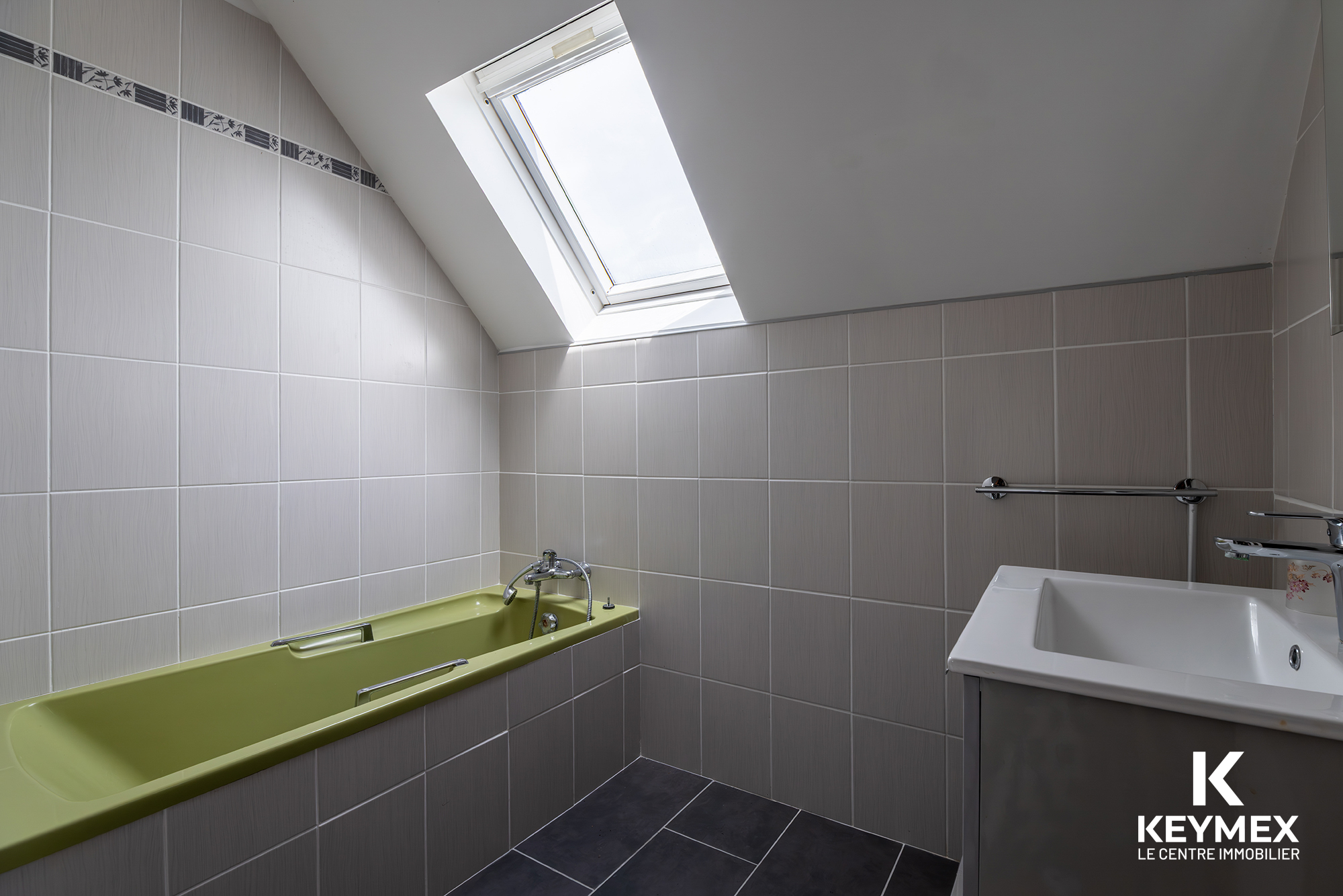 Salle de bain moderne avec baignoire et fenêtre
