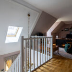 Intérieur lumineux avec bureau sous combles.