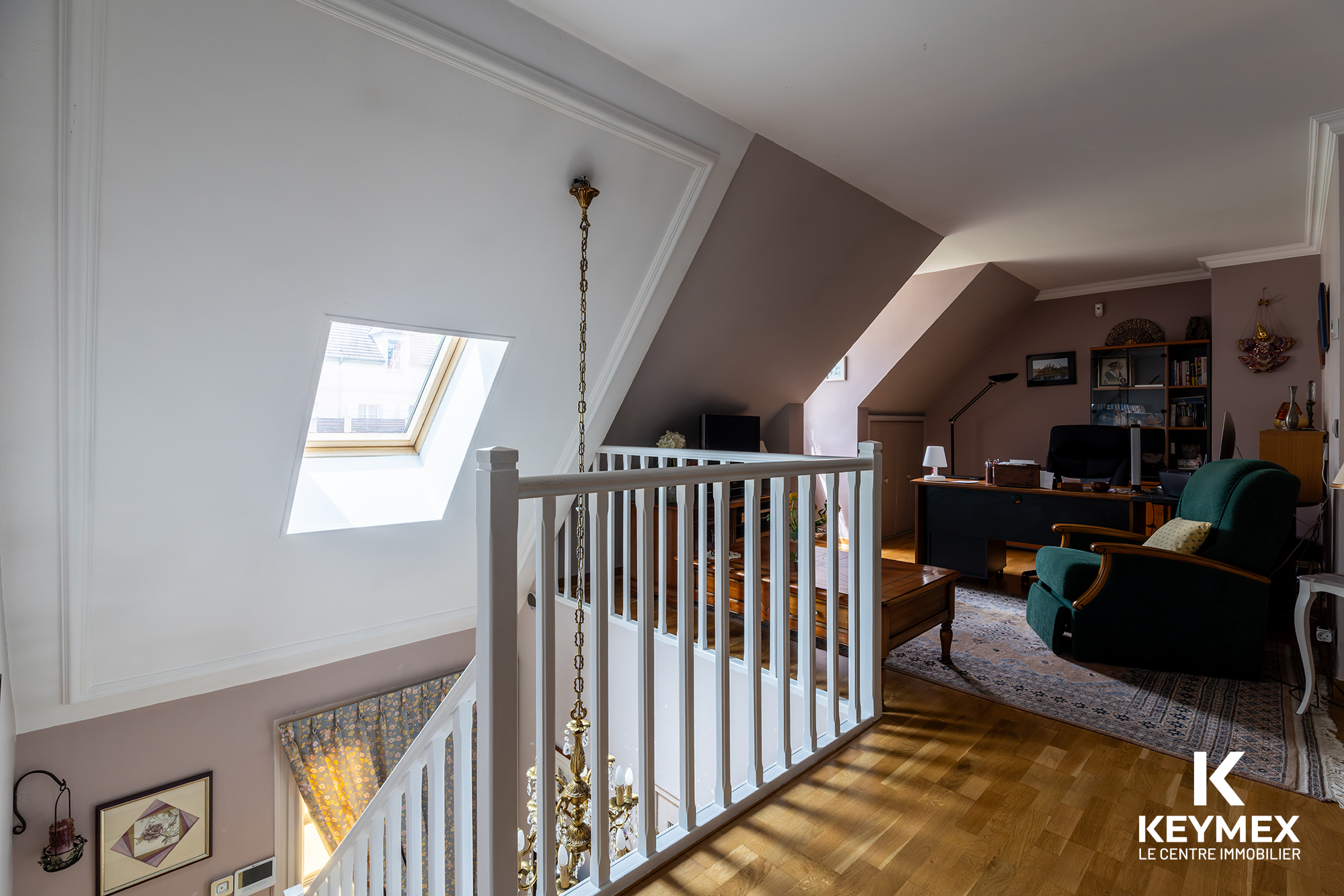 Intérieur lumineux avec bureau sous combles.