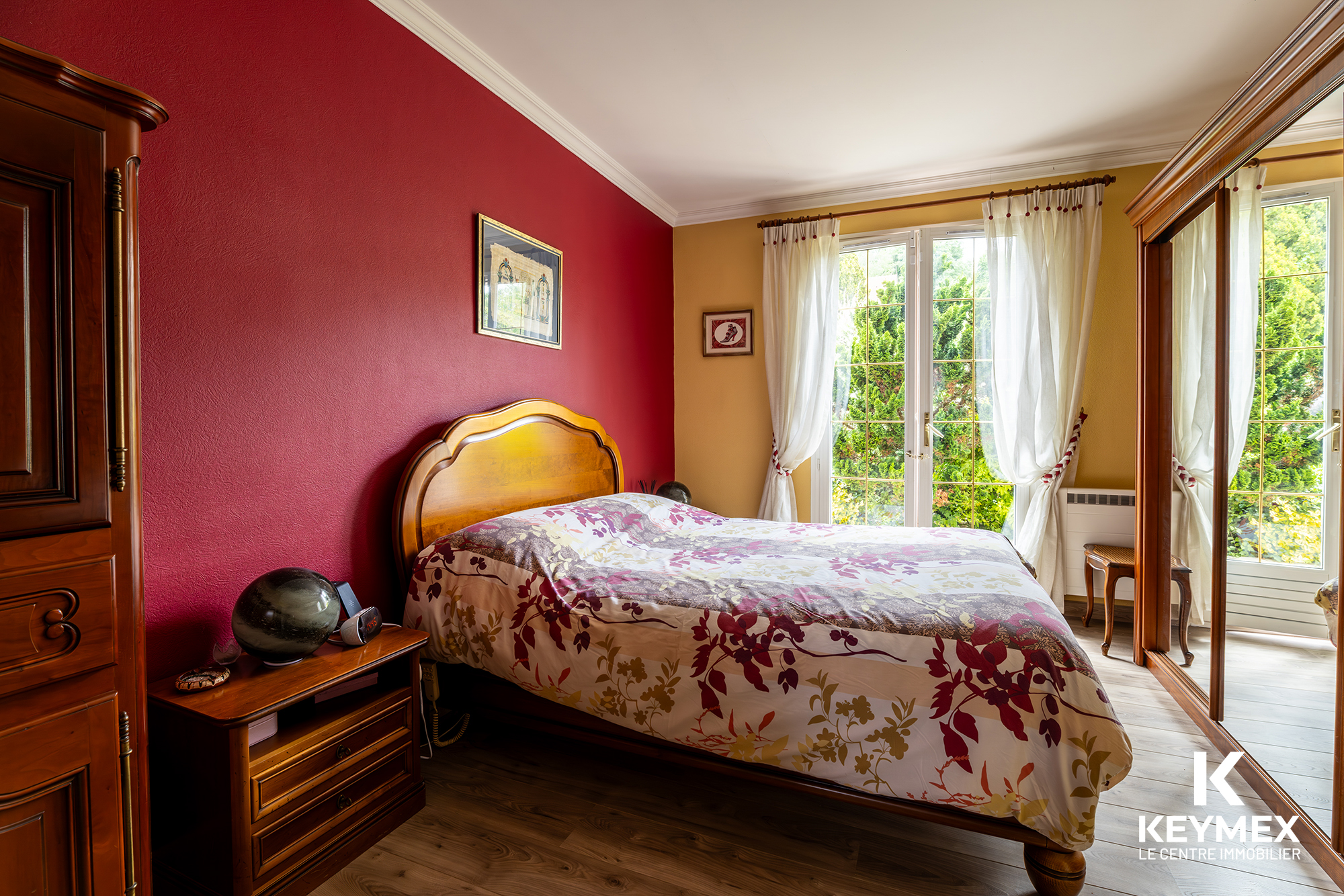 Chambre lumineuse avec lit double en bois.