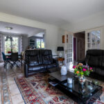 Salon accueillant avec sofas et table basse moderne.