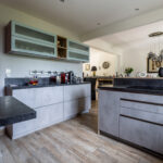 Cuisine moderne avec décoration élégante et éclairage naturel.