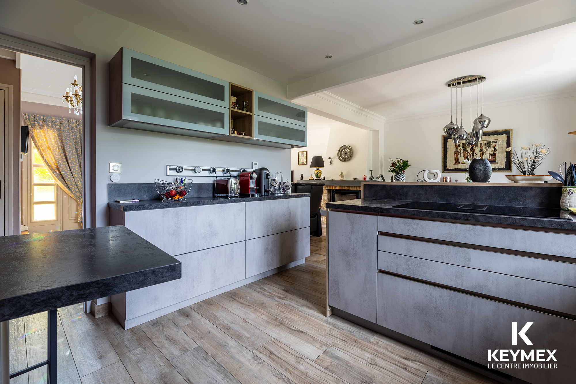 Cuisine moderne avec décoration élégante et éclairage naturel.