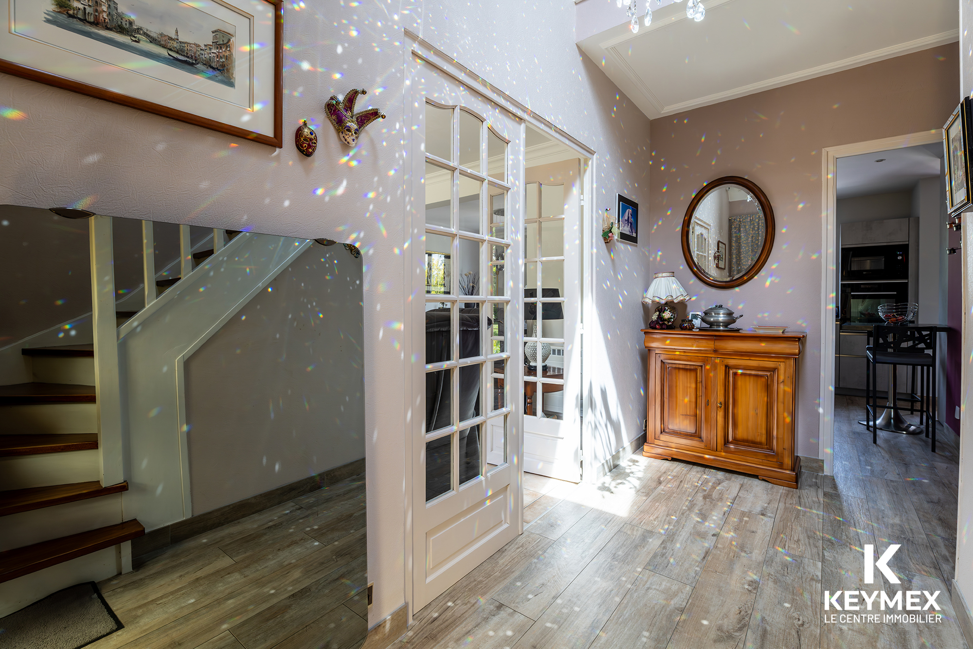 Entrée lumineuse avec escalier et meuble en bois