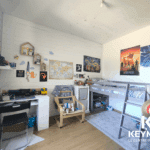 Chambre d'enfant avec lit superposé et décorations murales.
