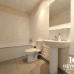 Salle de bain moderne avec baignoire et lavabo.