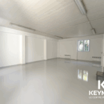 Salle vide avec lumière naturelle intérieure blanche.