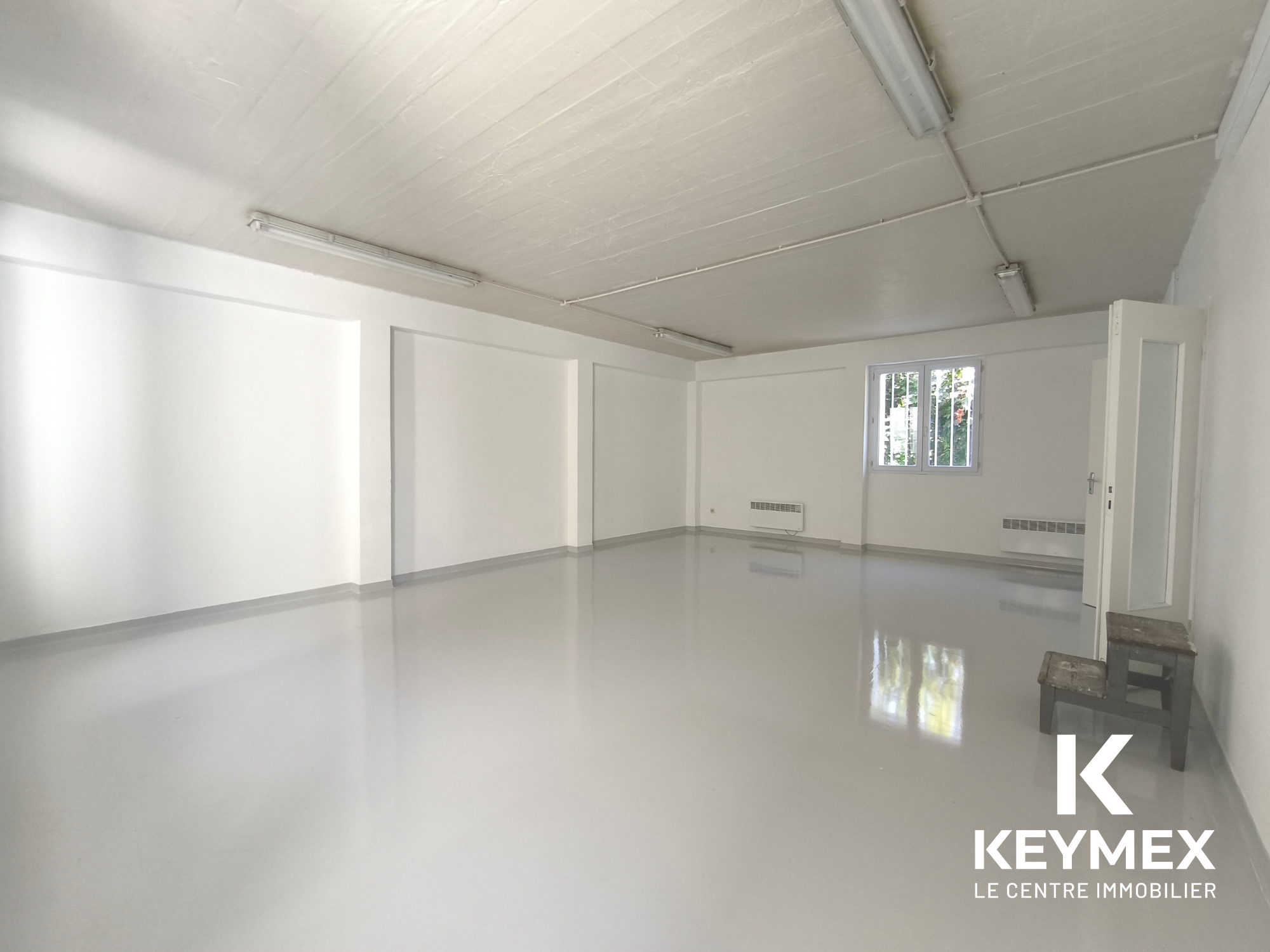 Salle vide avec lumière naturelle intérieure blanche.