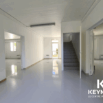 Intérieur vide d'une maison moderne et lumineuse.