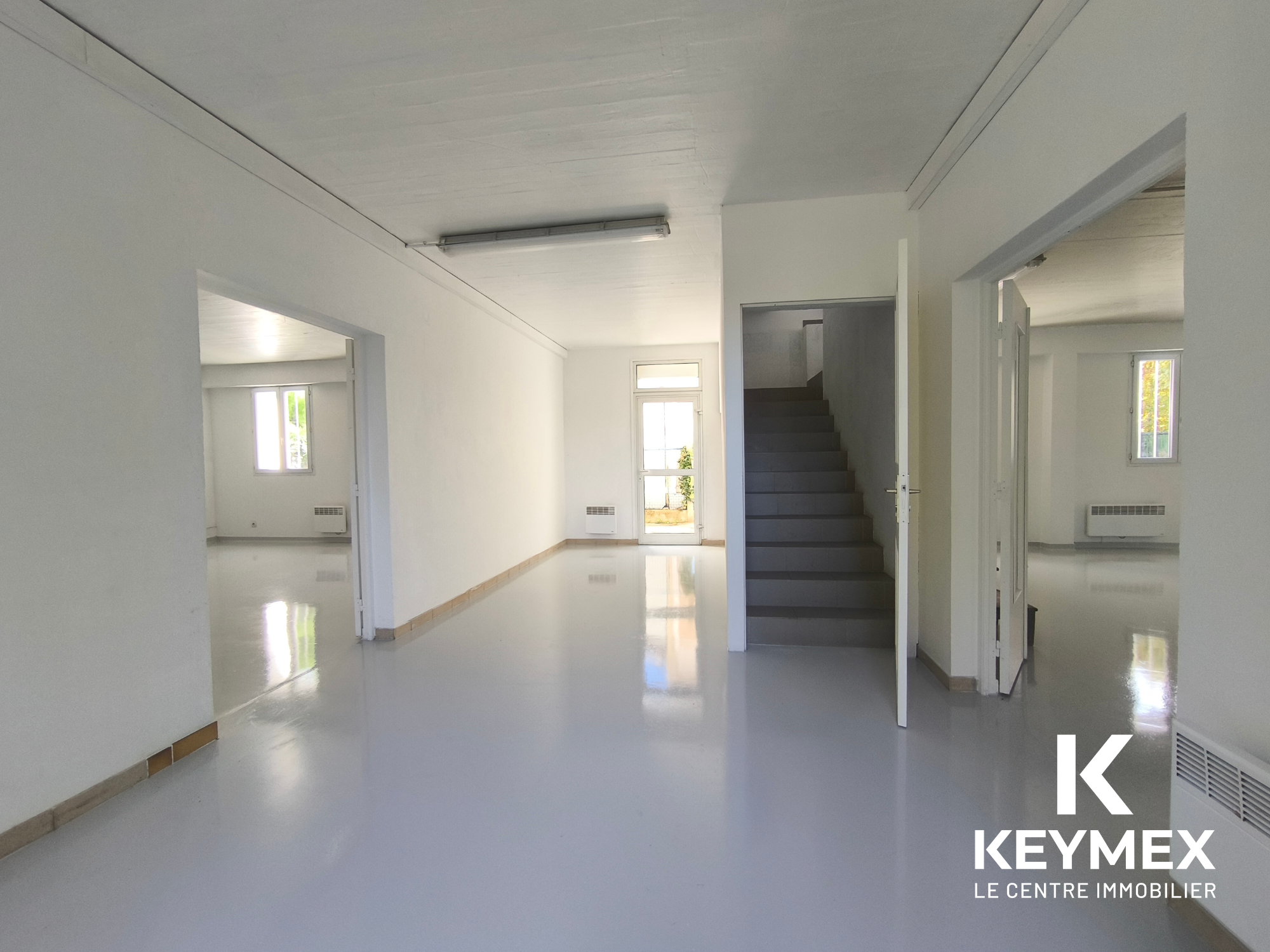 Intérieur vide d'une maison moderne et lumineuse.