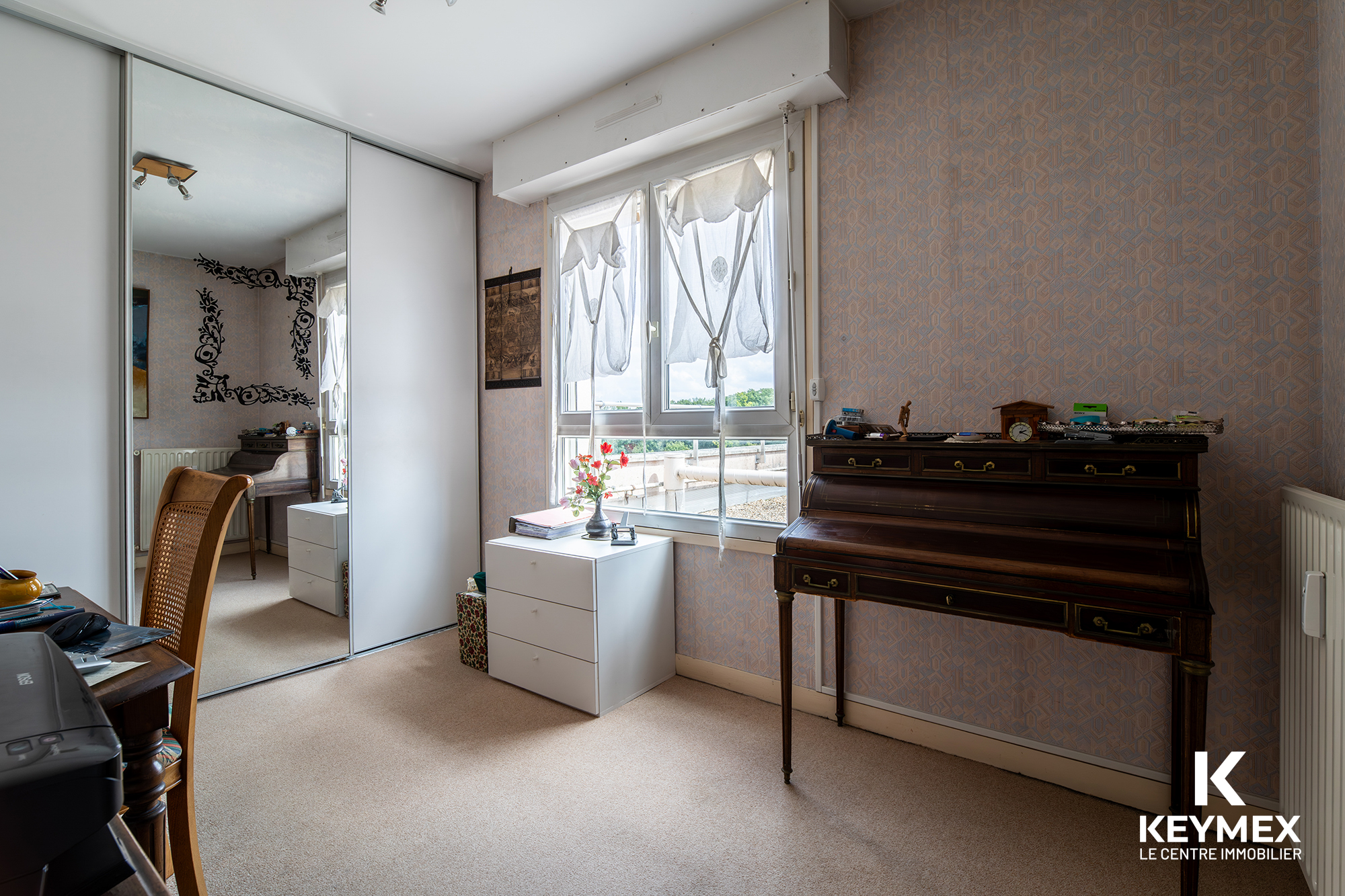 Bureau lumineux avec mobilier ancien et fenêtres larges