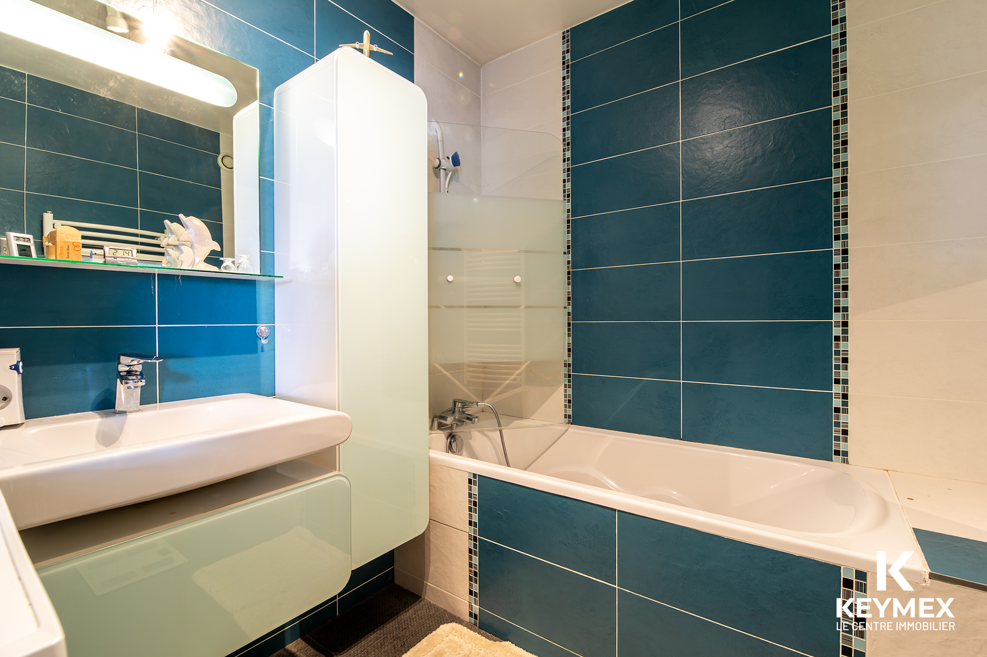 Salle de bain moderne avec baignoire et lavabo.