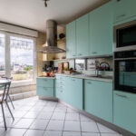 Cuisine moderne avec vue sur la ville