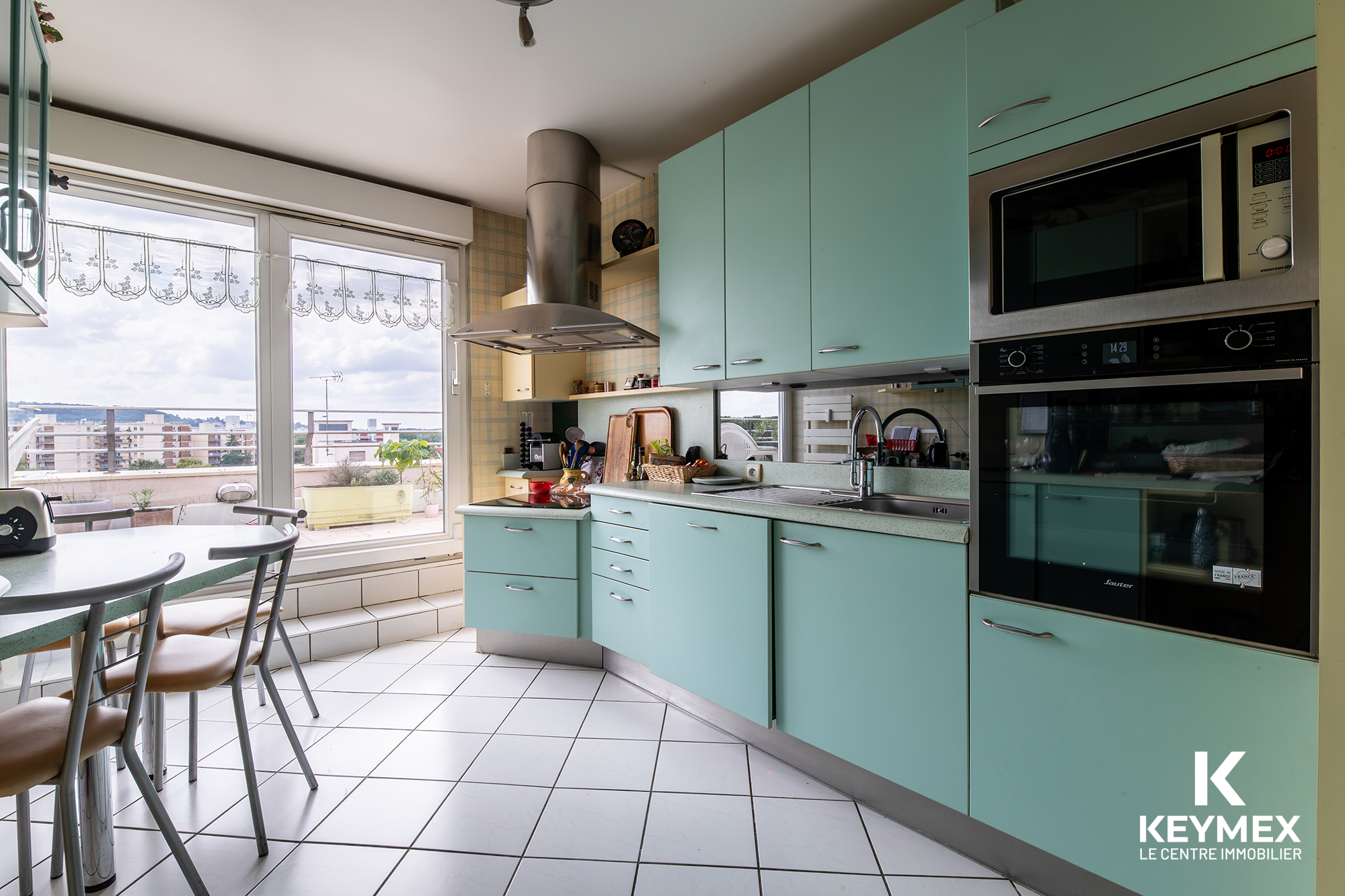 Cuisine moderne avec vue sur la ville