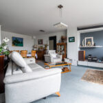 Salon moderne avec mobilier élégant et décorations.