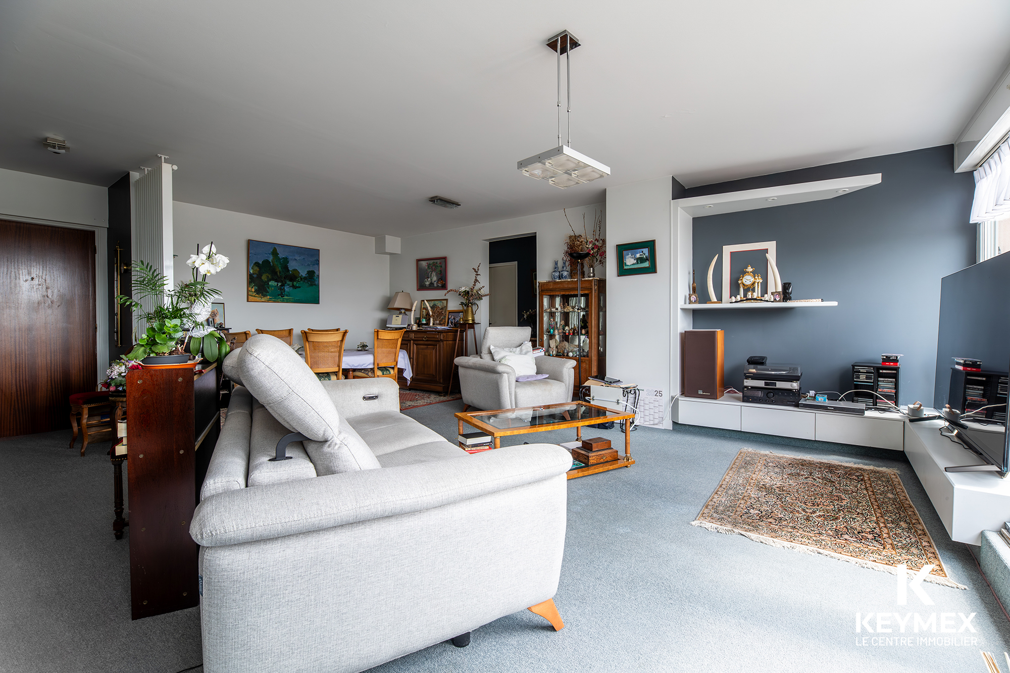 Salon moderne avec mobilier élégant et décorations.