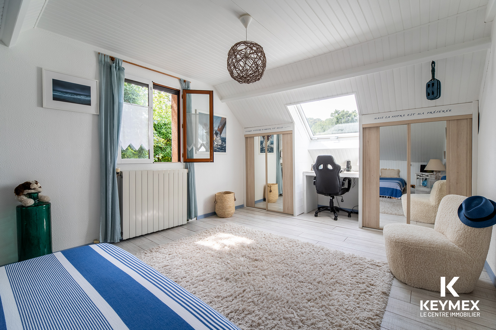Chambre moderne avec bureau et grande fenêtre