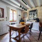 Salle à manger moderne avec table en bois.