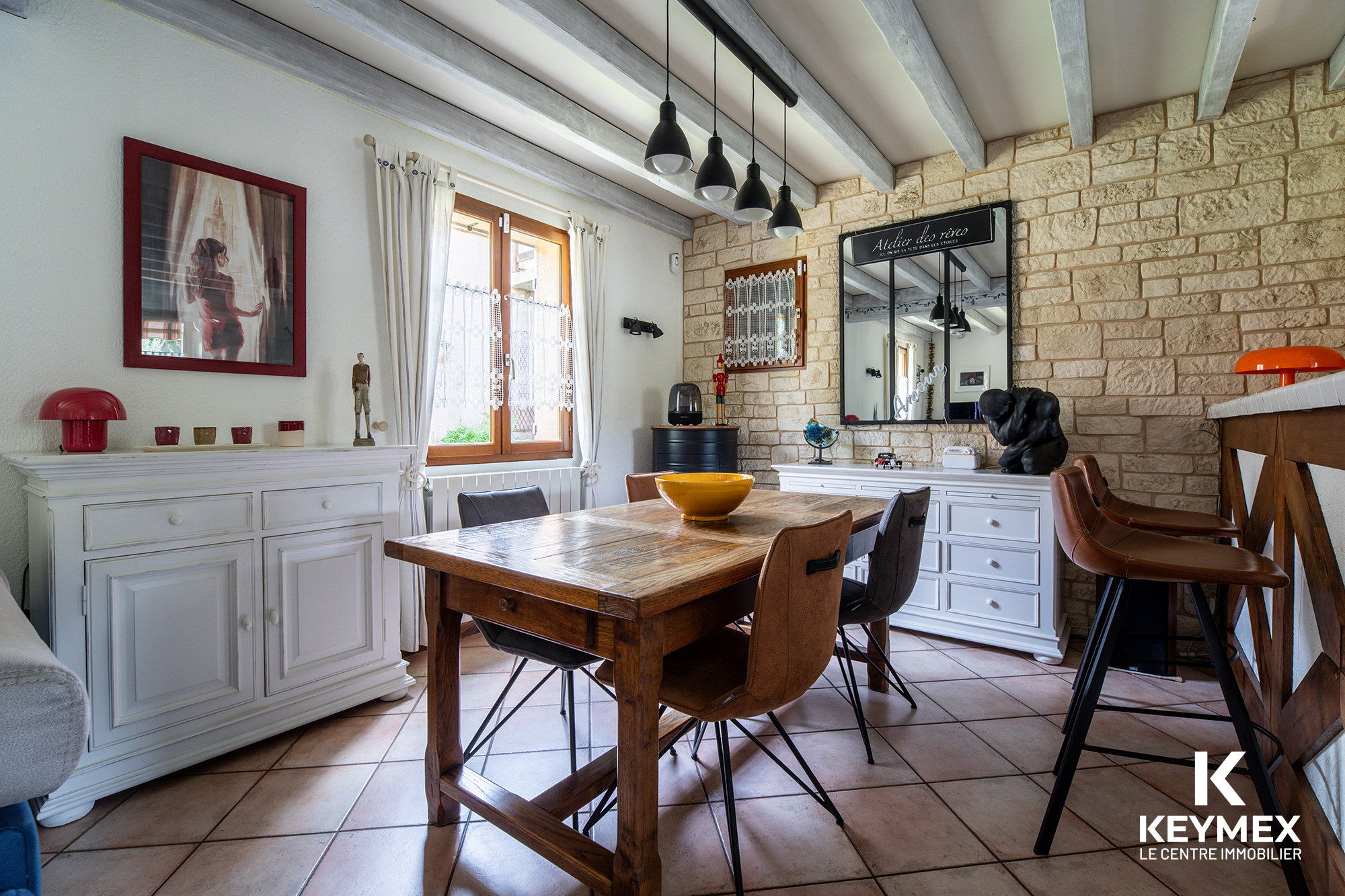 Salle à manger moderne avec table en bois.