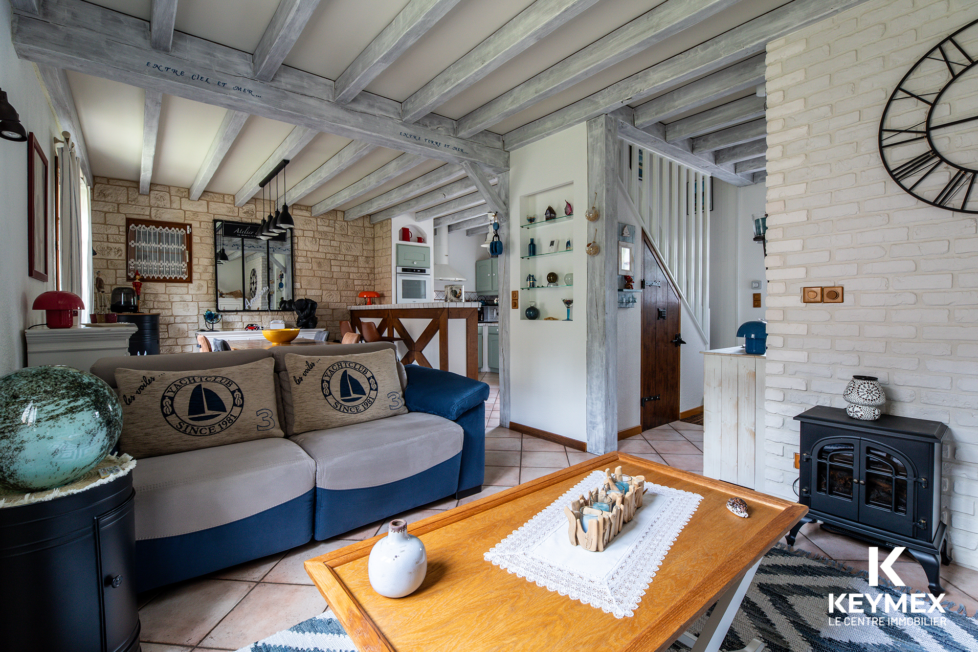 Salon rustique avec cheminée et canapé confortable.
