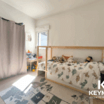 Chambre d'enfant lumineuse avec jouets et lit.