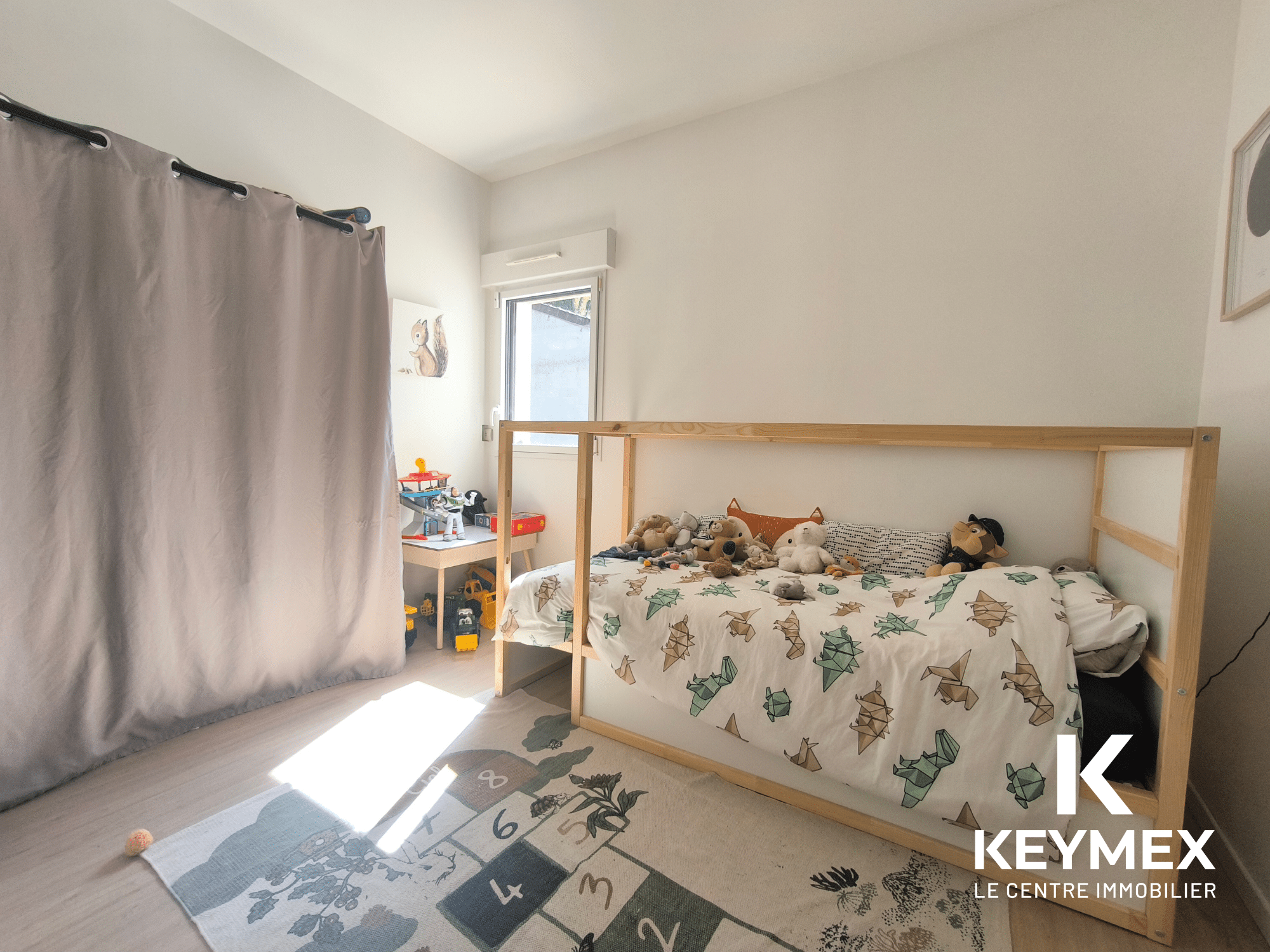 Chambre d'enfant lumineuse avec jouets et lit.