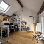 Bureau lumineux avec étagères et table d'appoint.
