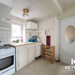 Cuisine lumineuse avec four et plantes sur comptoir