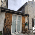 Maison en pierre avec porte en bois