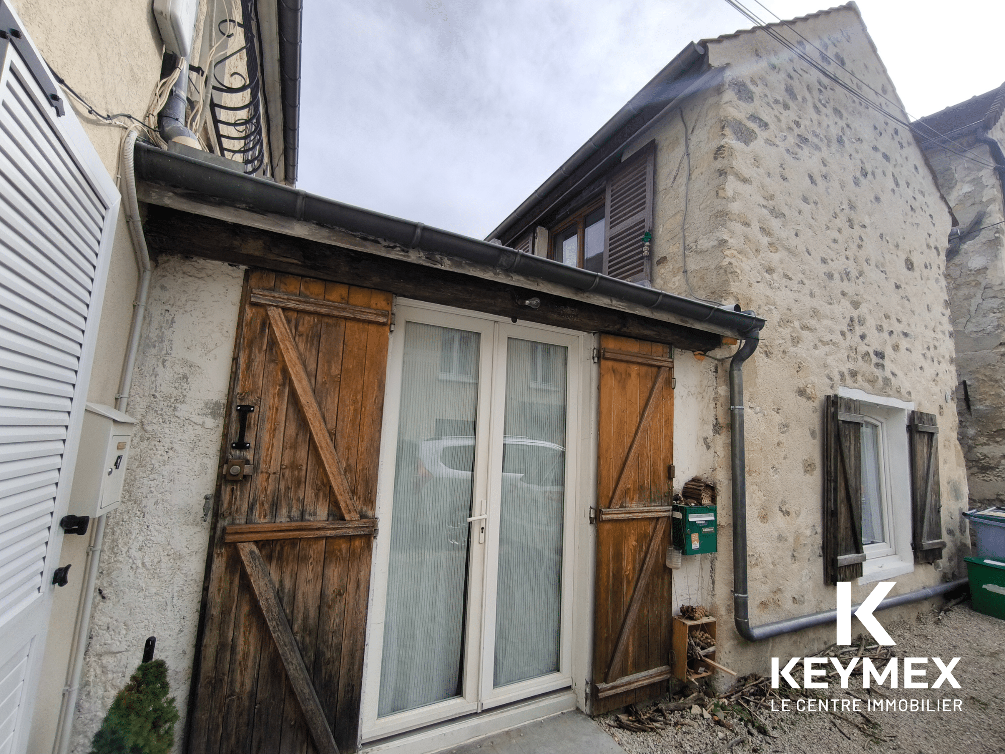 Maison en pierre avec porte en bois