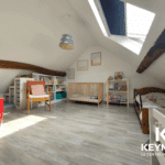 Chambre enfant lumineuse avec meubles en bois.