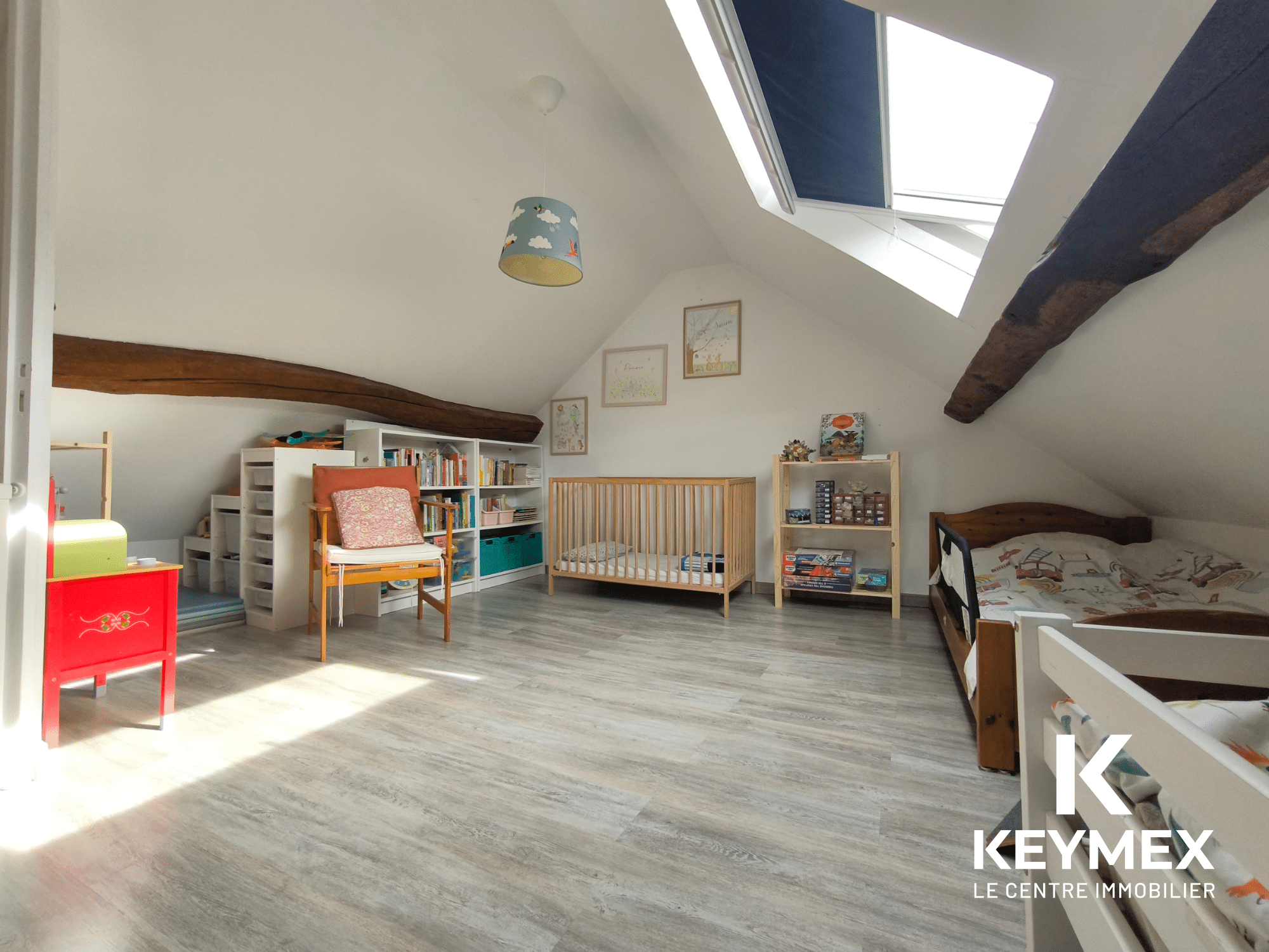 Chambre enfant lumineuse avec meubles en bois.