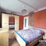 Chambre lumineuse avec lit double et armoire