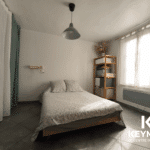 Chambre lumineuse avec lit double.