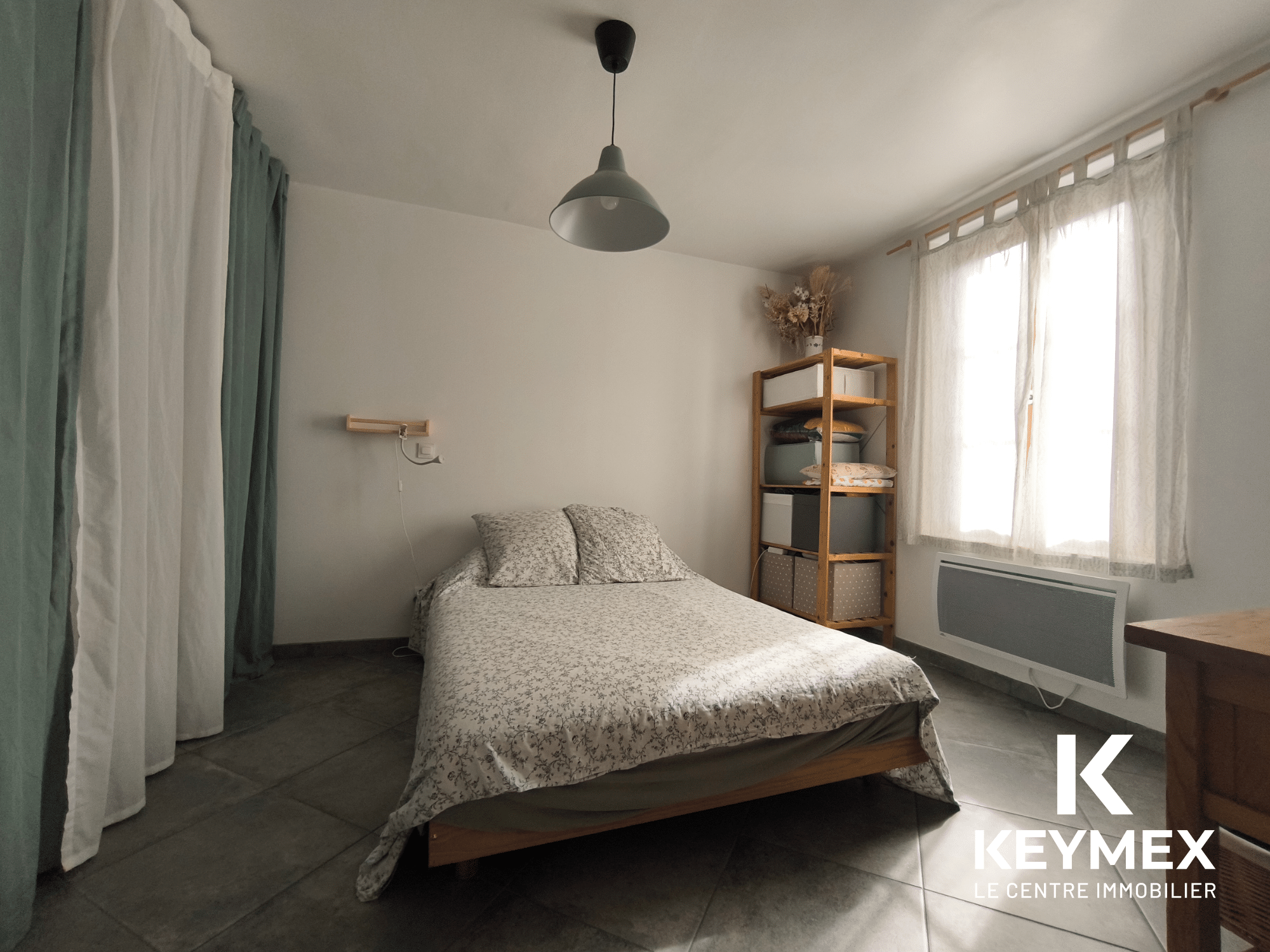 Chambre lumineuse avec lit double.